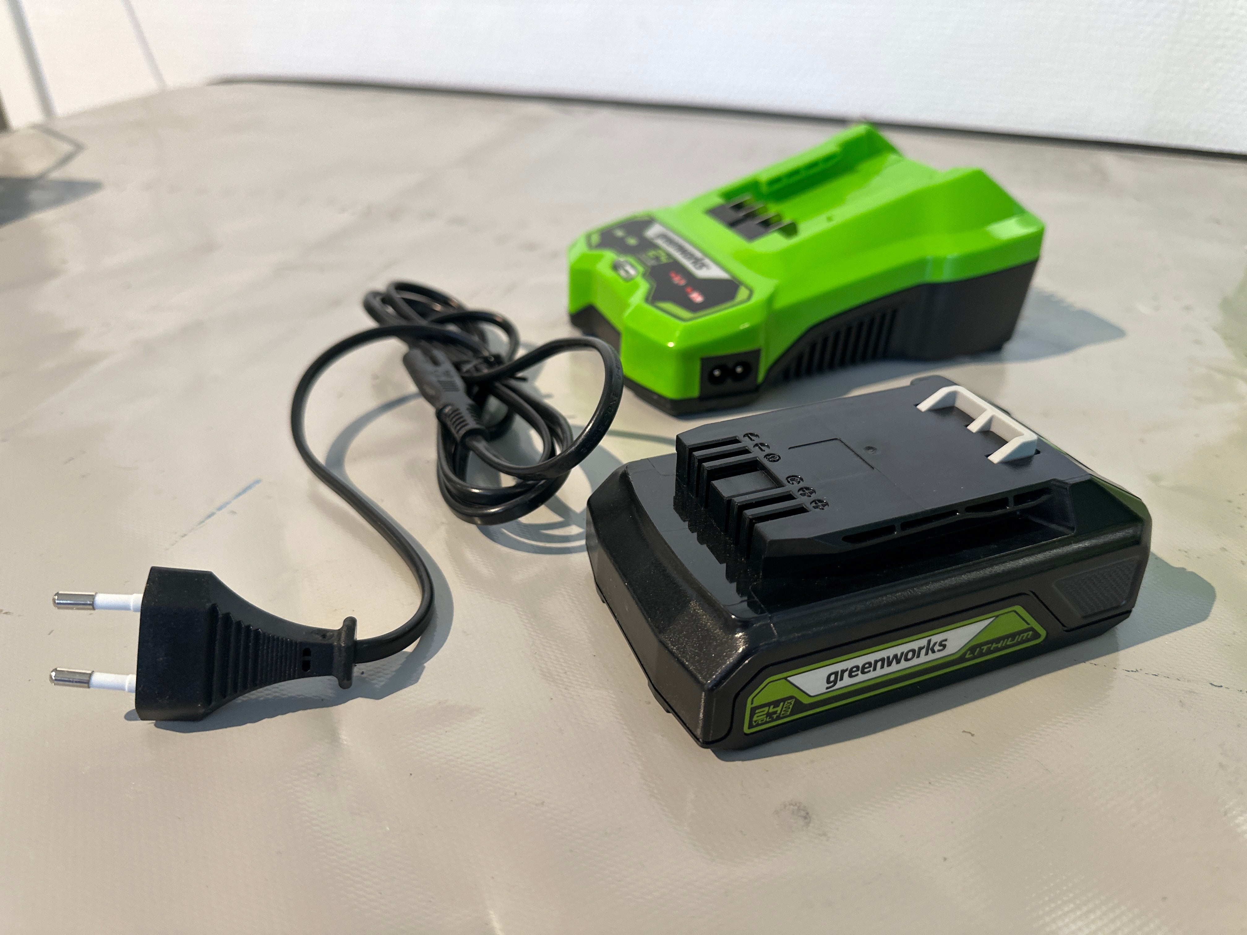 Greenworks Batteri 24V 2Ah + Laddare – Komplett Startkit