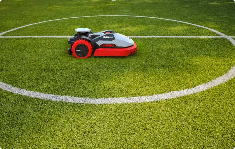Kress robotgräsklippare på fotbollsplan